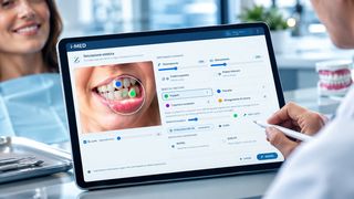 Medico che progetta sul tablet la simulazione estetica AI del sorriso della Paziente, segnando sulla fotografia i denti da trattare